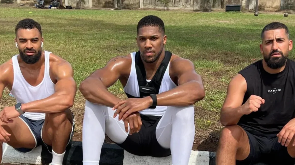 Ентоні Джошуа з Робертом Латцом (зліва на фото) та Сіні Гамі (зправа на фото) / Фото: instagram.com/anthonyjoshua/