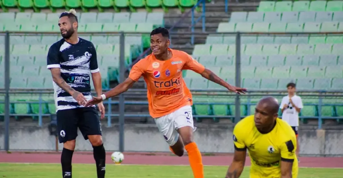 Себастьян Кастільо (по центру) / фото: ФК Депортіво Ла Гуайра