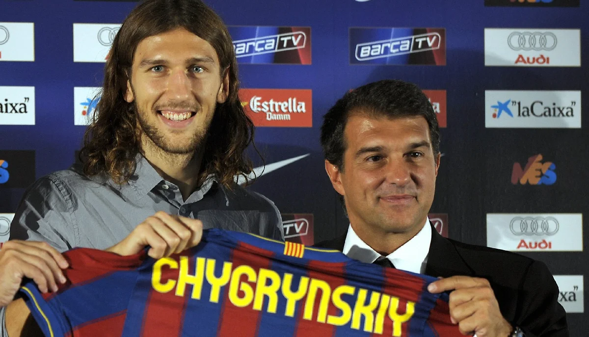 Дмитро Чигринський (ліворуч) і президент Барселони Жоан Лапорта / Getty Images