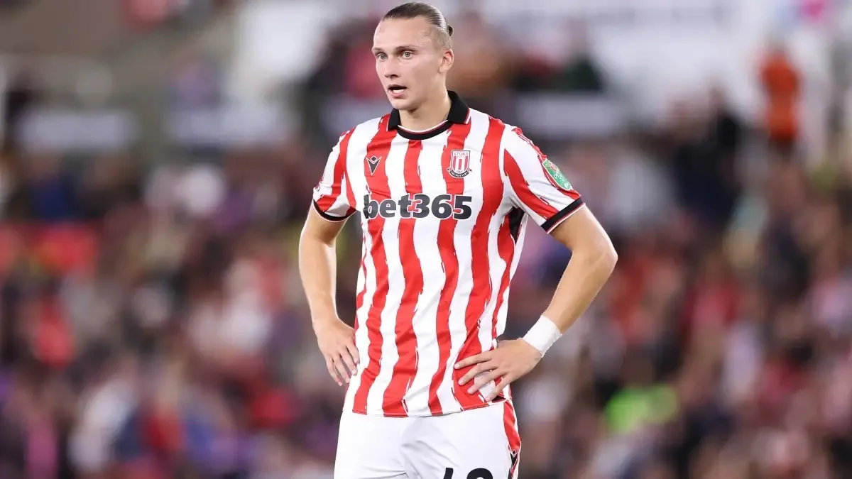 Фото к новости: Таловеров помог Сток Сити победить легендарную команду АПЛ – команда украинца претендует на зону плей-офф