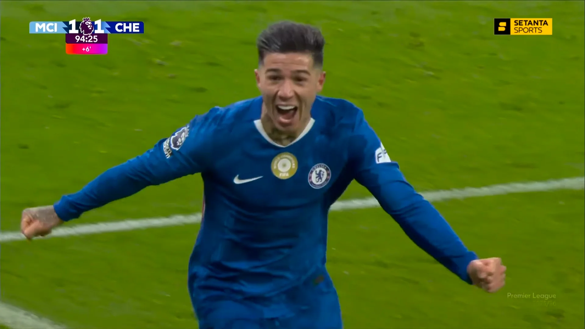 Энцо Фернандес празднует гол в компенсированное время / Скриншот