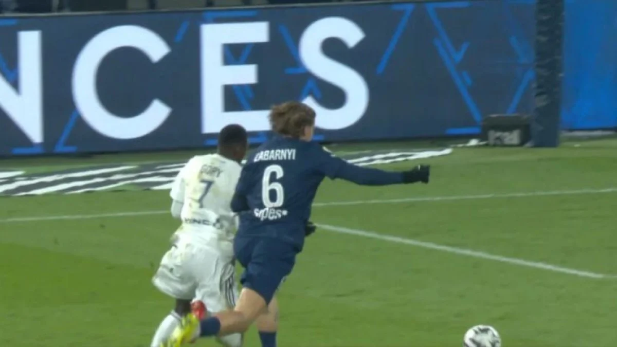 Ілля Забарний у моменті із привезеним пенальті / скріншот