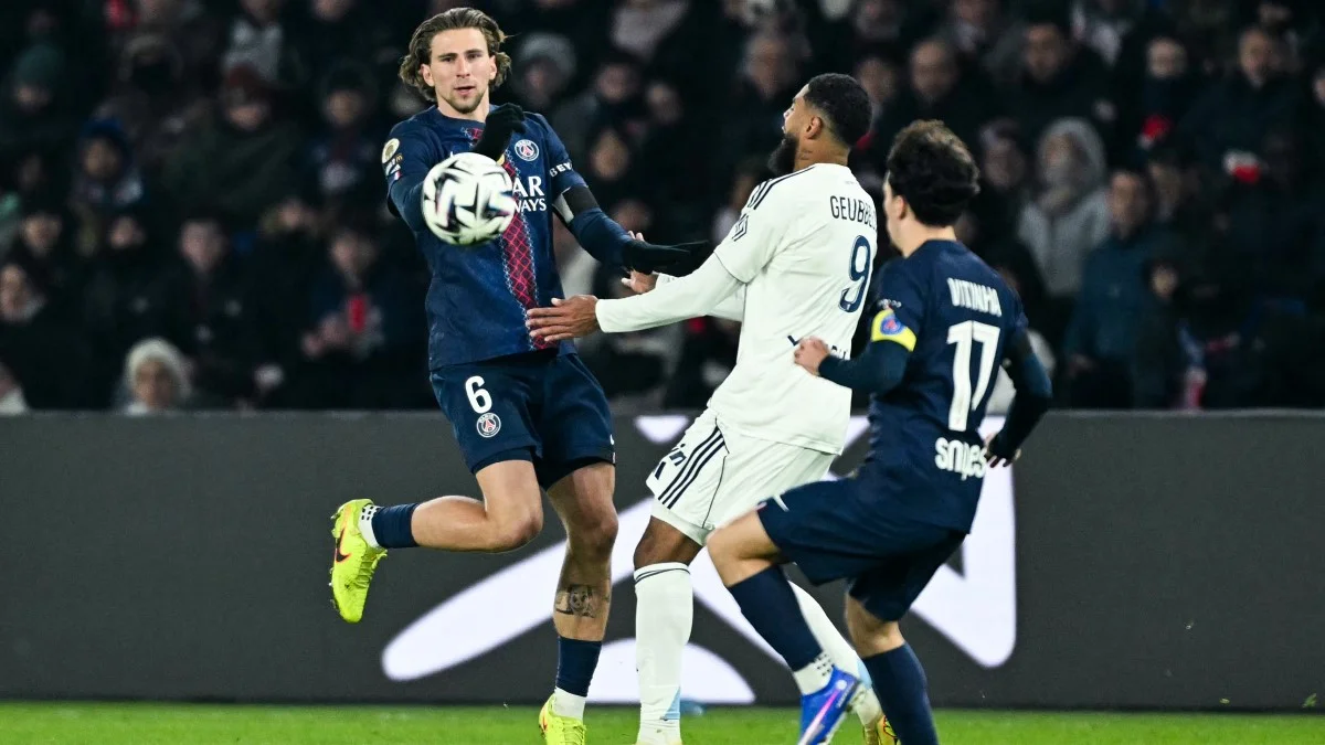 Ілля Забарний у матчі проти Парижа / Photo by Blanca CRUZ / AFP via Getty Images