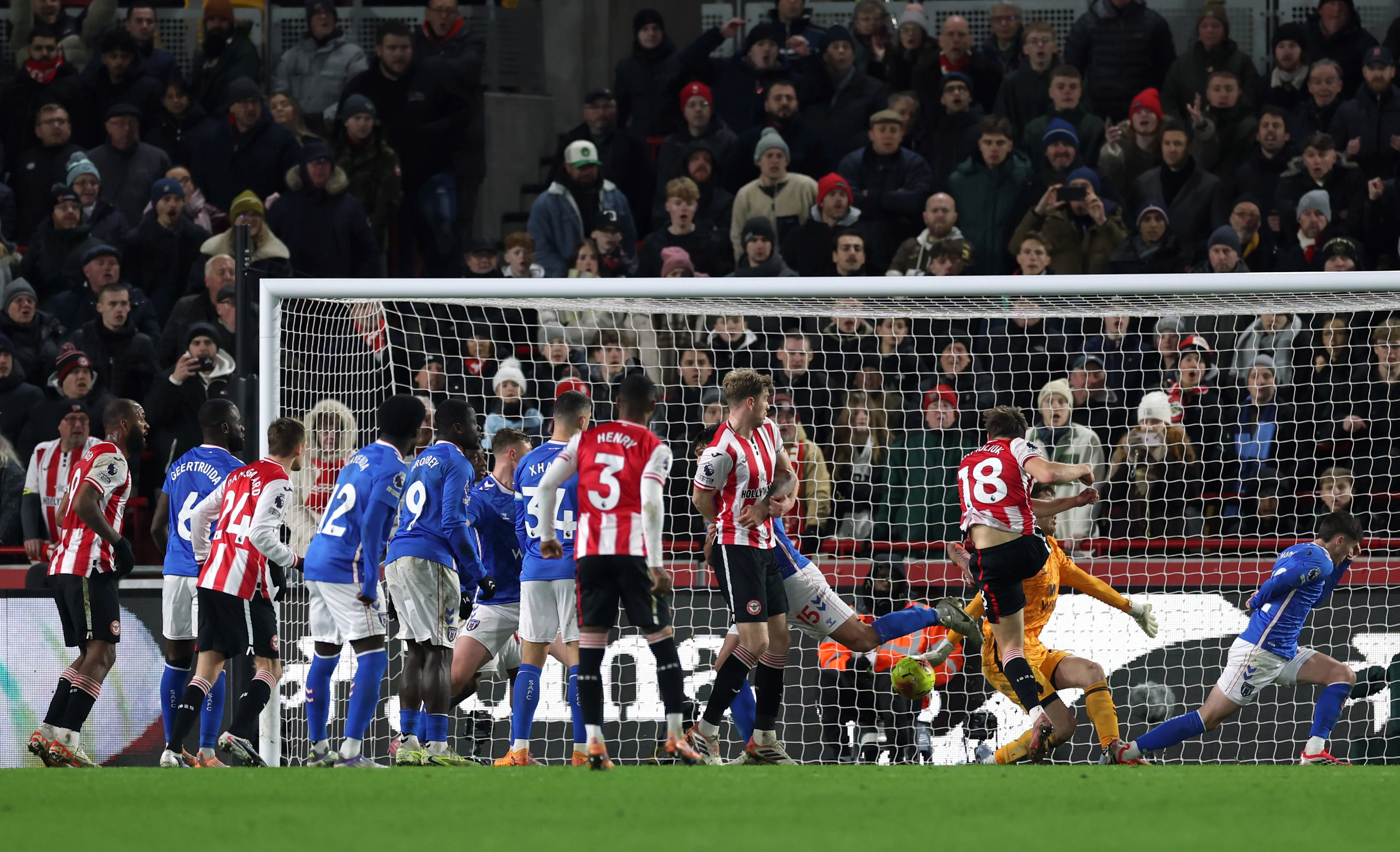 Єгор Ярмолюк забиває гол у ворота Сандерленда / Eddie Keogh/Getty Images