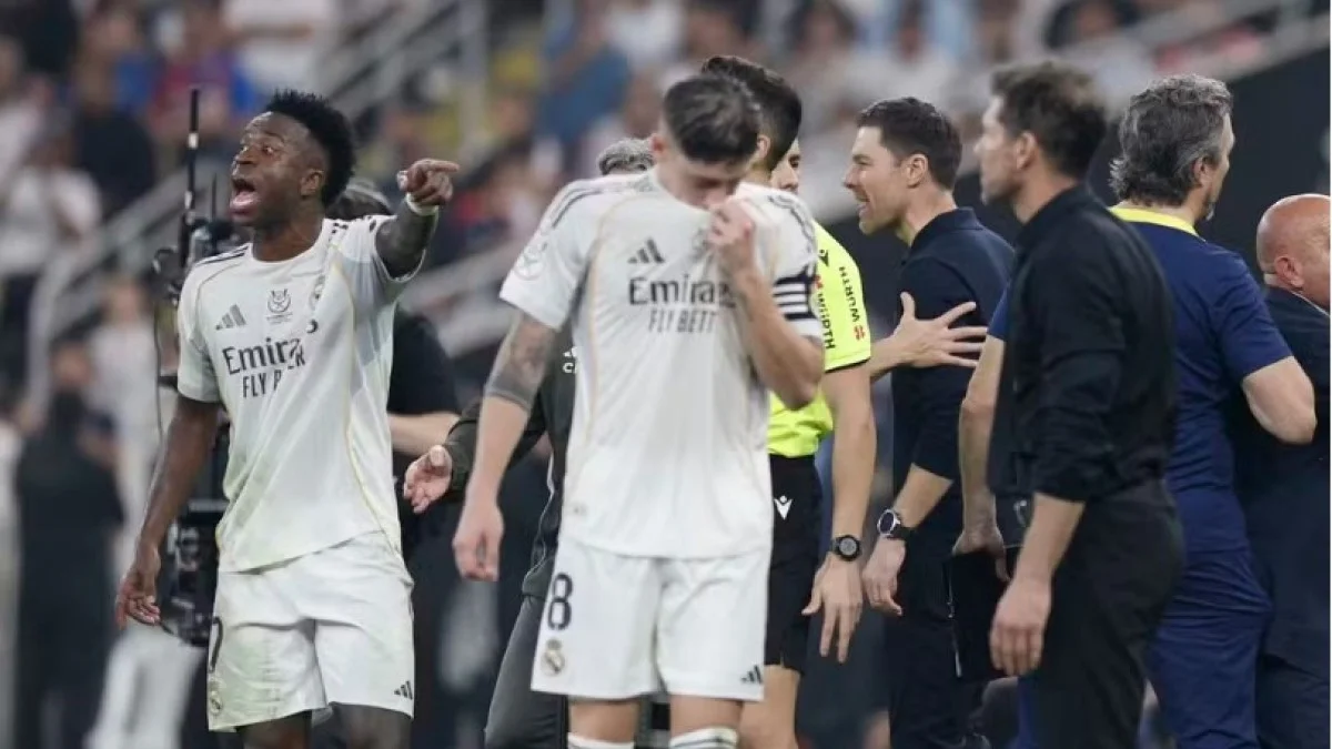 Вінісіус і Дієго Сімеоне під час півфіналу Суперкубка Іспанії / EFE/Kai Forsterling