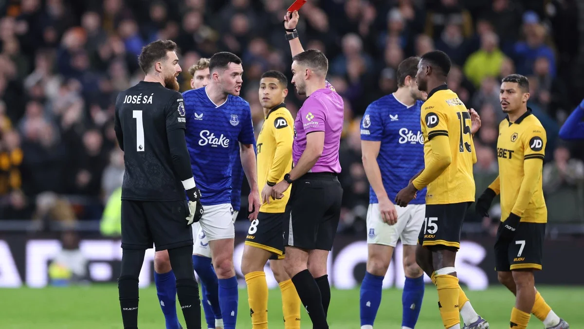 Майкл Кин получил красную карточку в матче с Вулверхэмптоном / Photo by Alex Livesey/Getty Images