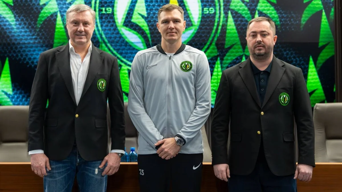 Евгений Волынец (в центре) / фото: ФК Полесье