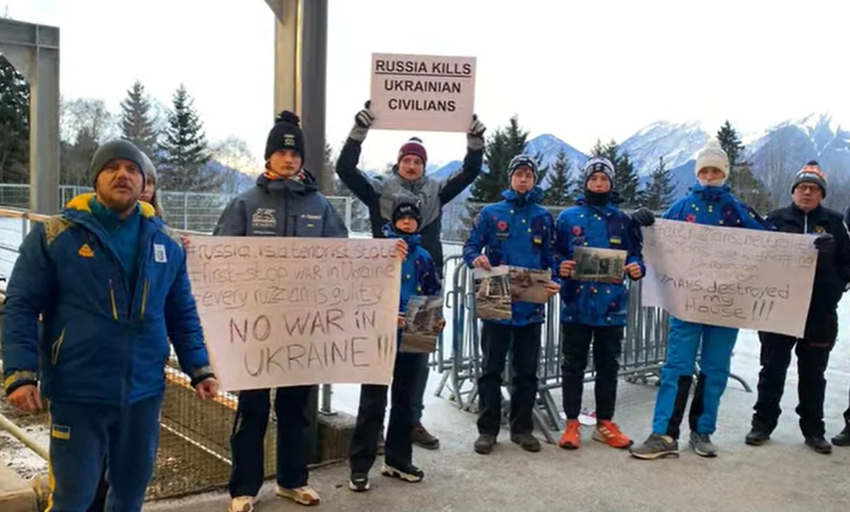 Представители сборных Украины, Латвии и Швеции на акции / скриншот