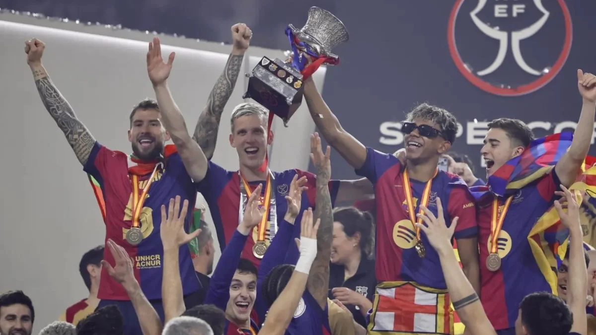 Игроки Барселоны празднуют победу в Суперкубке / EFE