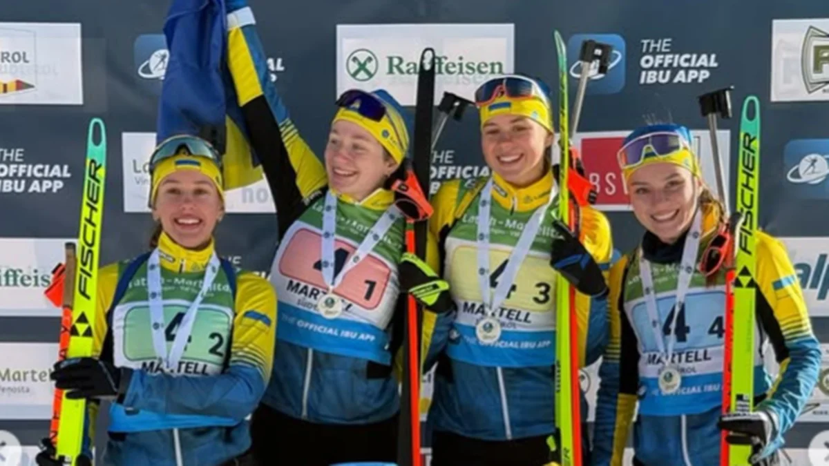 Тетяна Тарасюк та Ксенія Приходько (по центру) на подіумі / Фото з Instagram