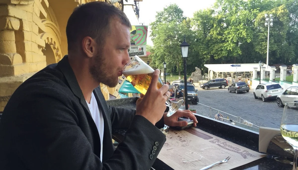 Фото к новости: "Мог выпить пару бокалов": как экс-звезда УПЛ в костюме Санты гонорар отработал – неожиданная исповедь