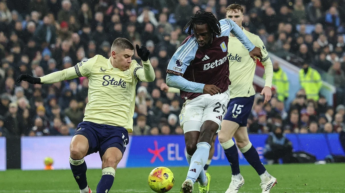 Віталій Миколенко в матчі проти Астон Вілли / Darren Staples / AFP via Getty Images