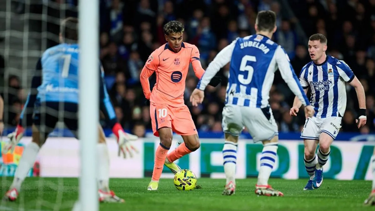 Ламин Ямаль против игроков Реал Сосьедада / фото: Ла Лига