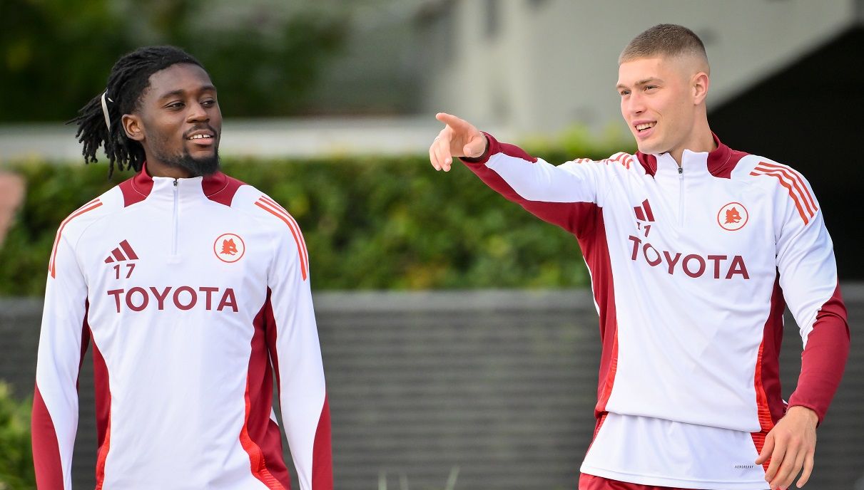 Ману Коне та Артем Довбик / Photo by Fabio Rossi/AS Roma via Getty Images