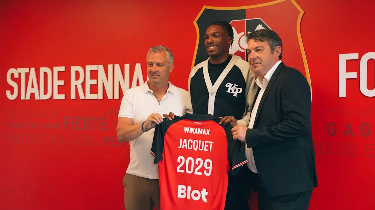 Жеремі Жаке (по центру) з представниками Ренна / Скріншот