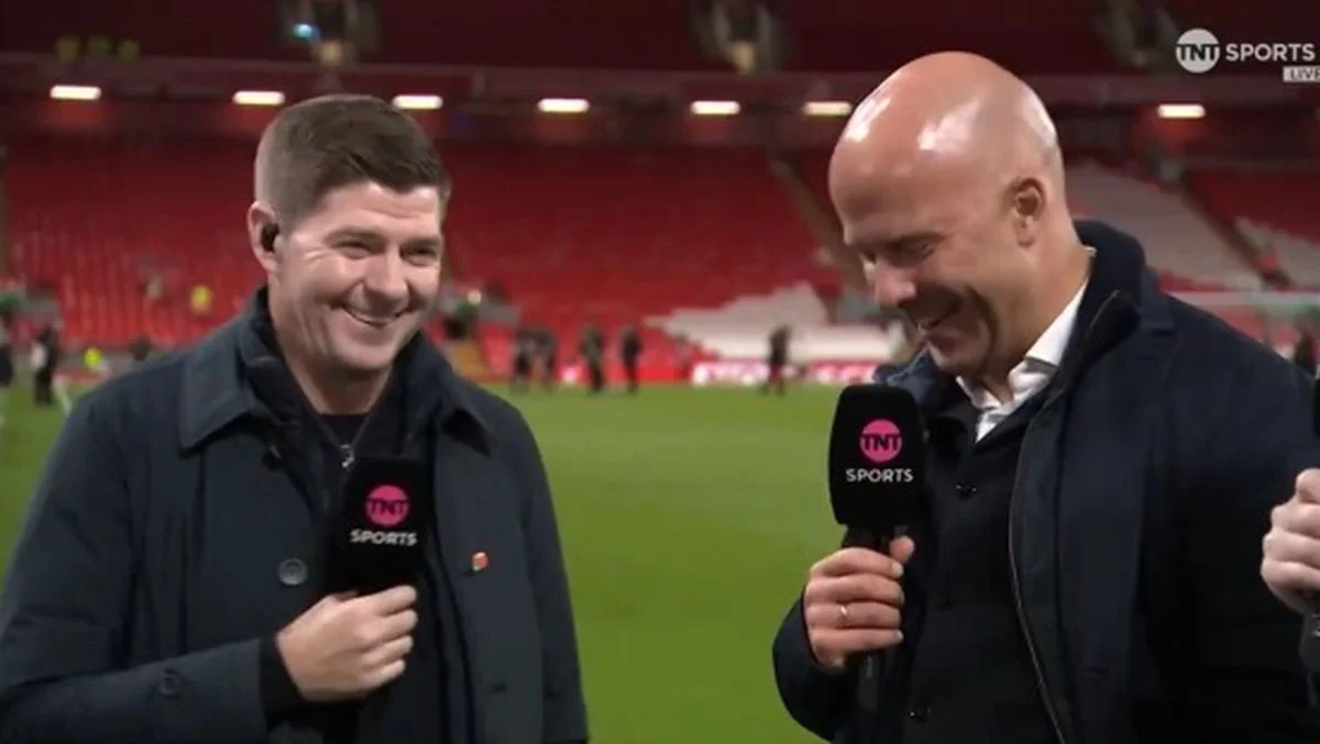 Стівен Джеррард та Арне Слот / скріншот