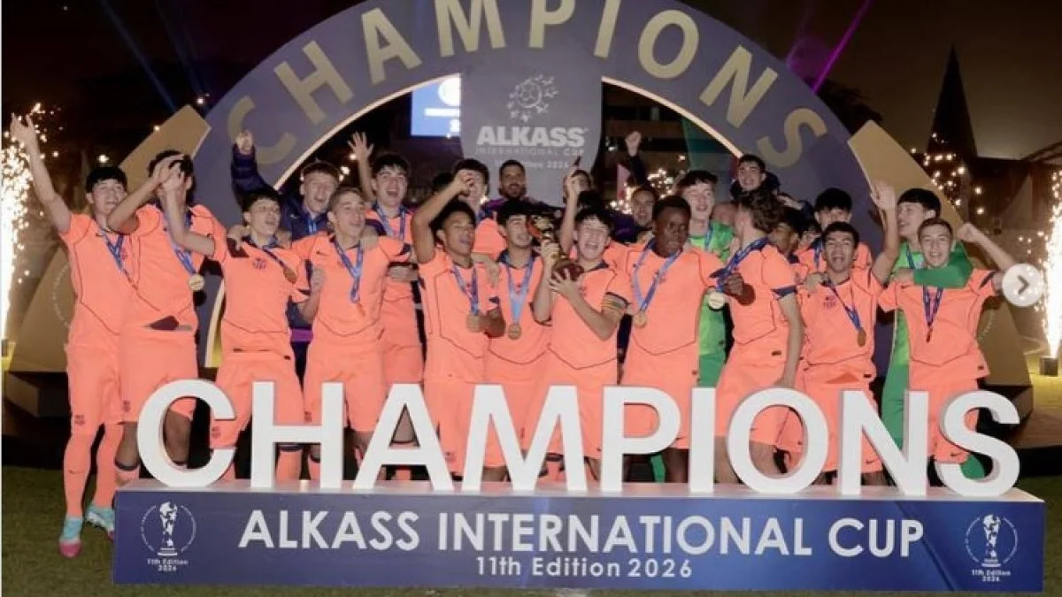 Гравці Барселони U-16 святкують перемогу в Міжнародному кубку Alkass / фото: Alkass