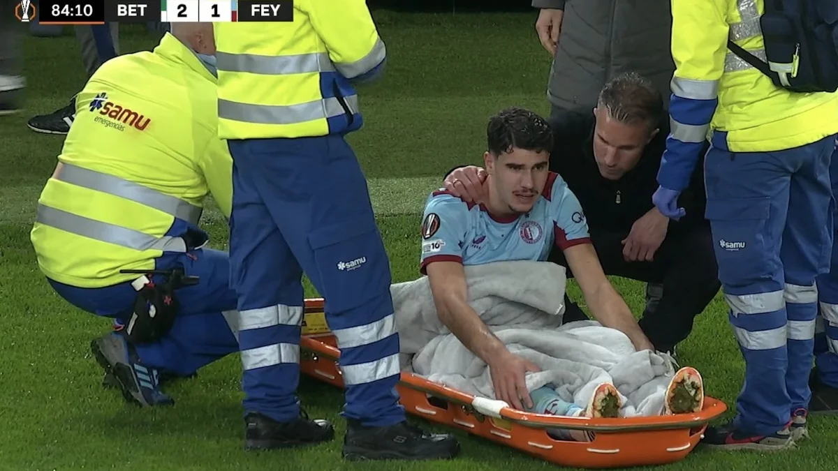 Робин ван Перси утешает Шакила / Скриншот