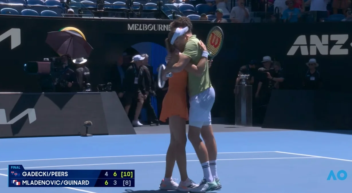 Олівія Гадекі та Джон Пірс / скріншот