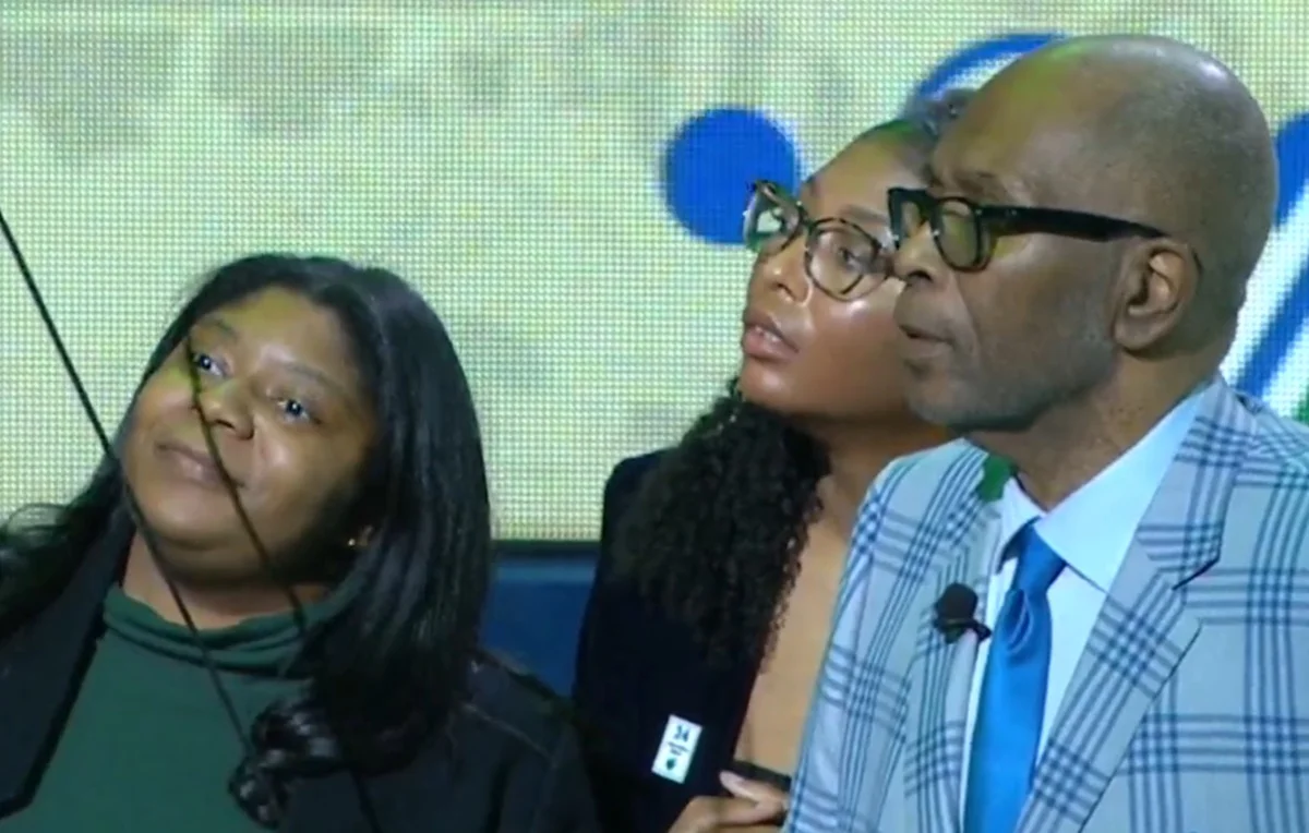 Марк Агирре (крайний справа) / скриншот