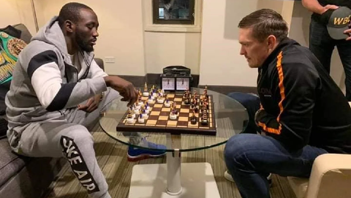 Теренс Кроуфорд і Олександр Усик за партією в шахи / Фото з соцмереж