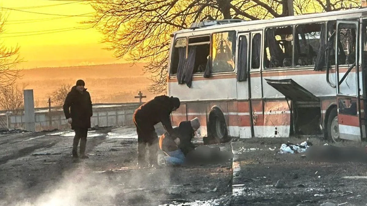Последствия удара российского дрона по автобусу с шахтерами / фото: ГСЧС Днепропетровщины