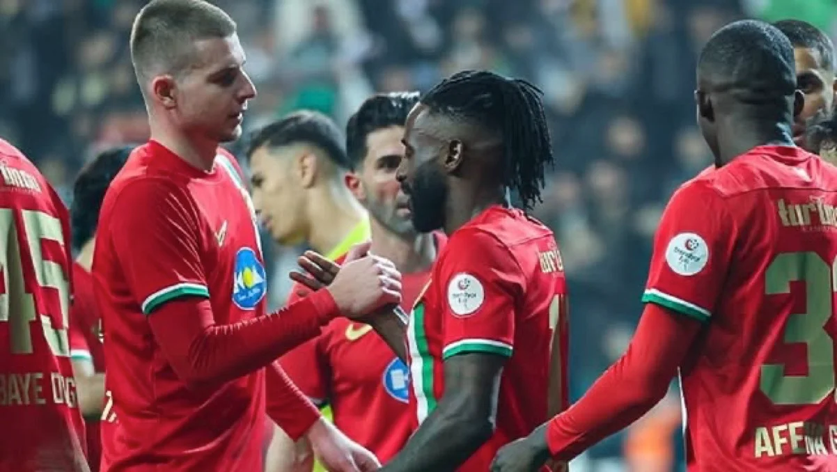 Олександр Сирота (ліворуч) / фото: ФК Амед