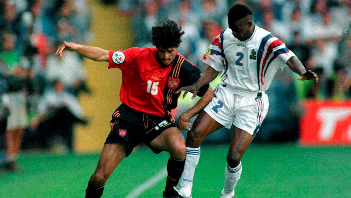 Камінеро в матчі за збірну Іспанії (ліворуч) / CARLOS GARCIA POZO - EL MUNDO