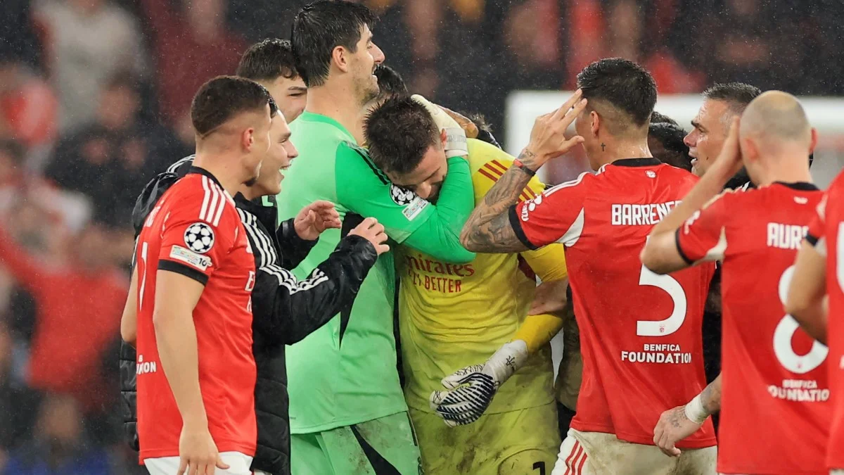 Тибо Куртуа поздравляет Анатолия Трубина с забитым голом / Getty Images