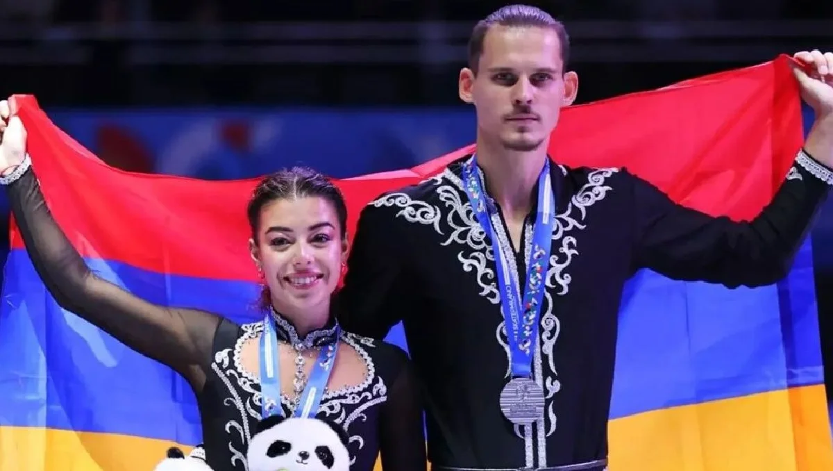 Каріна Акопова і Нікіта Рахманін стали прапороносцями збірної Вірменії на відкритті Олімпійських ігор 2026 / НОК Вірменії