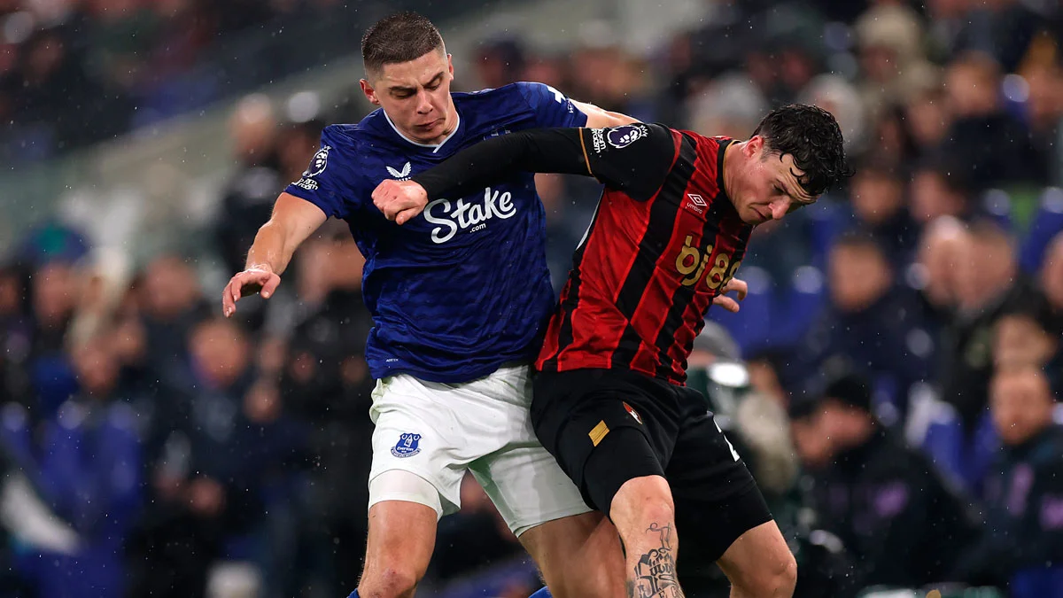 Фото к новости: Миколенко проиграл и позволил забить из-под себя, МЮ спасся от поражения Вест Хэму – но подвел своего лохматого фаната