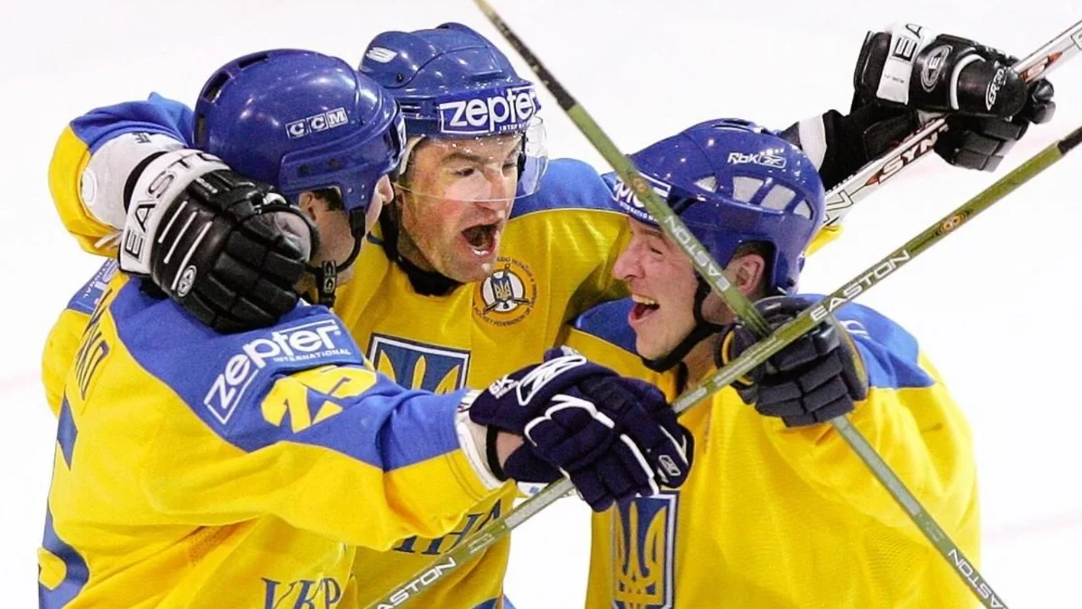 Василь Бобровников (праворуч) у грі за збірну України / Getty Images
