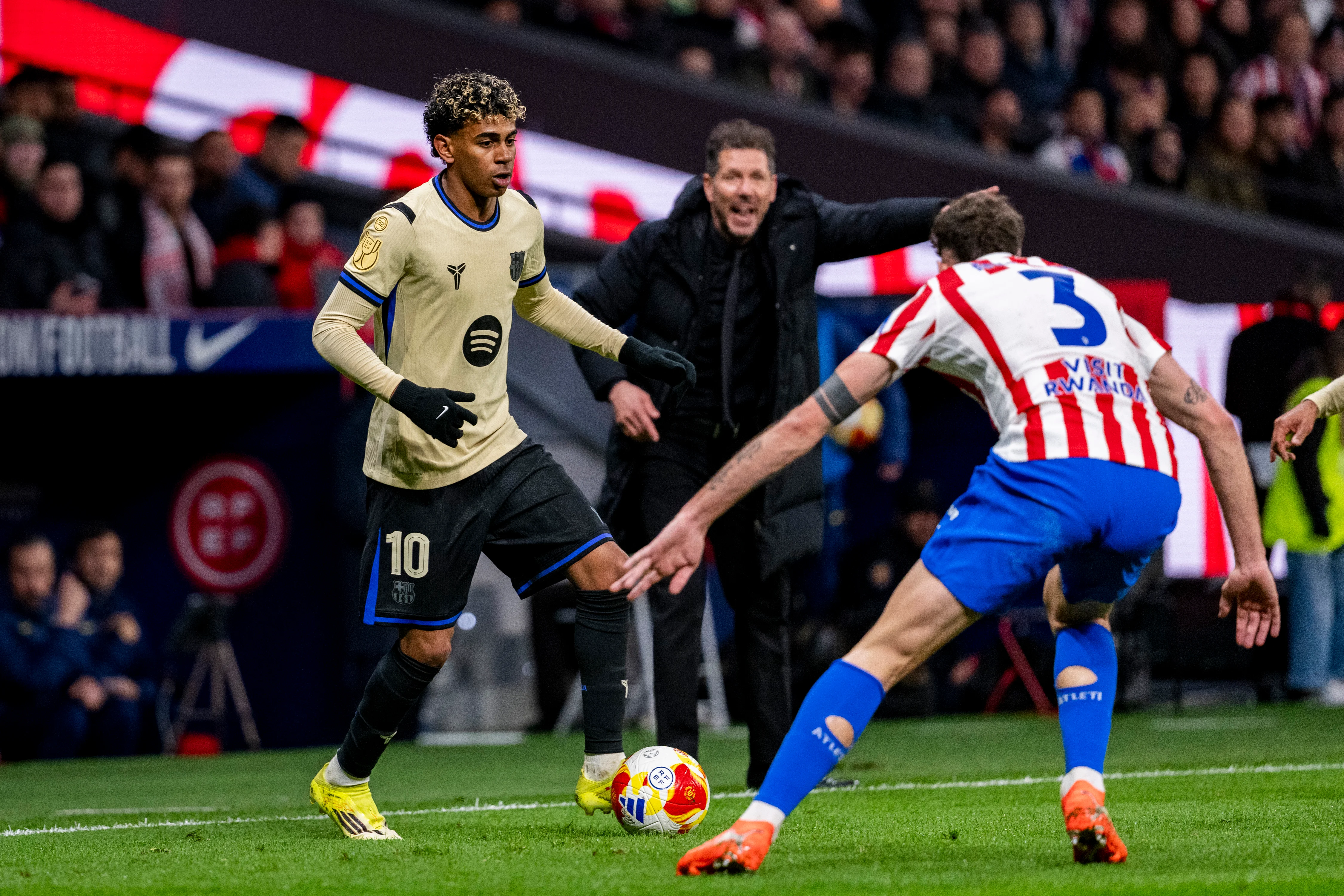Ламин Ямаль в матче против Атлетико / Getty Images