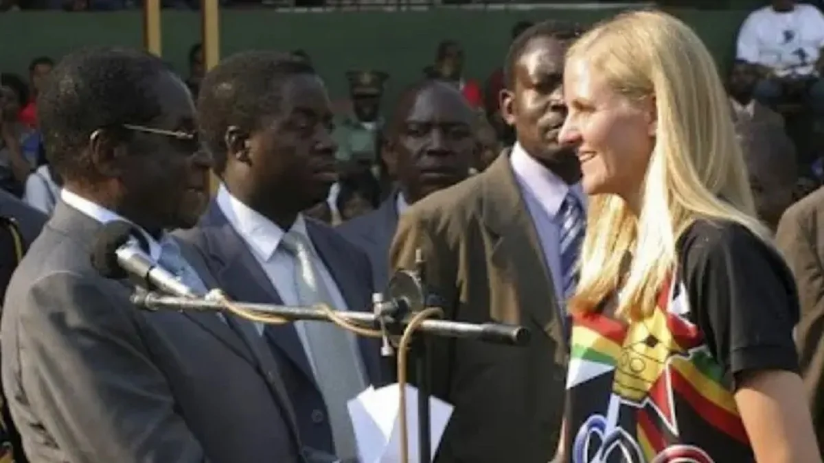 Президентка МОК Ковентрі приймає нагороду з рук диктатора Мугабе / Фото з соцмереж