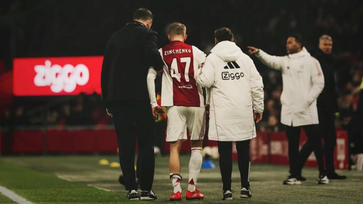 Александр Зинченко покидает поле после травмы / фото: Аякс