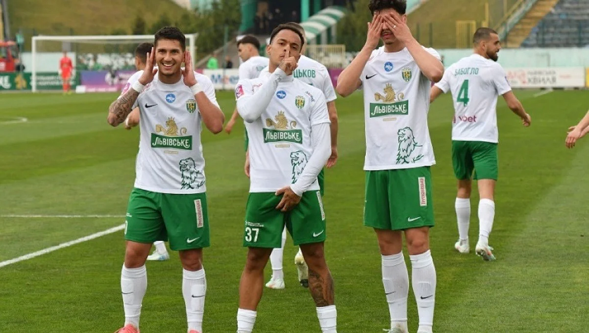 Бруниньо (по центру) / фото: ФК Карпаты