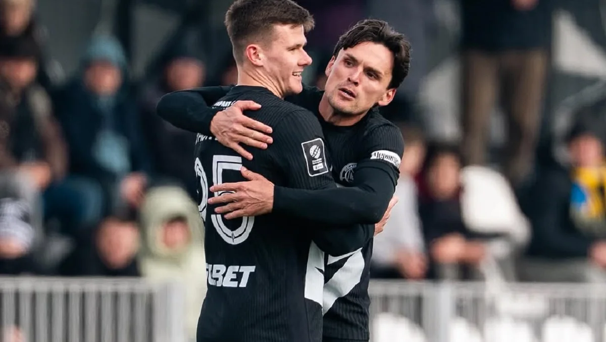 Краснопир и Андриевский празднуют / фото ФК Полесье