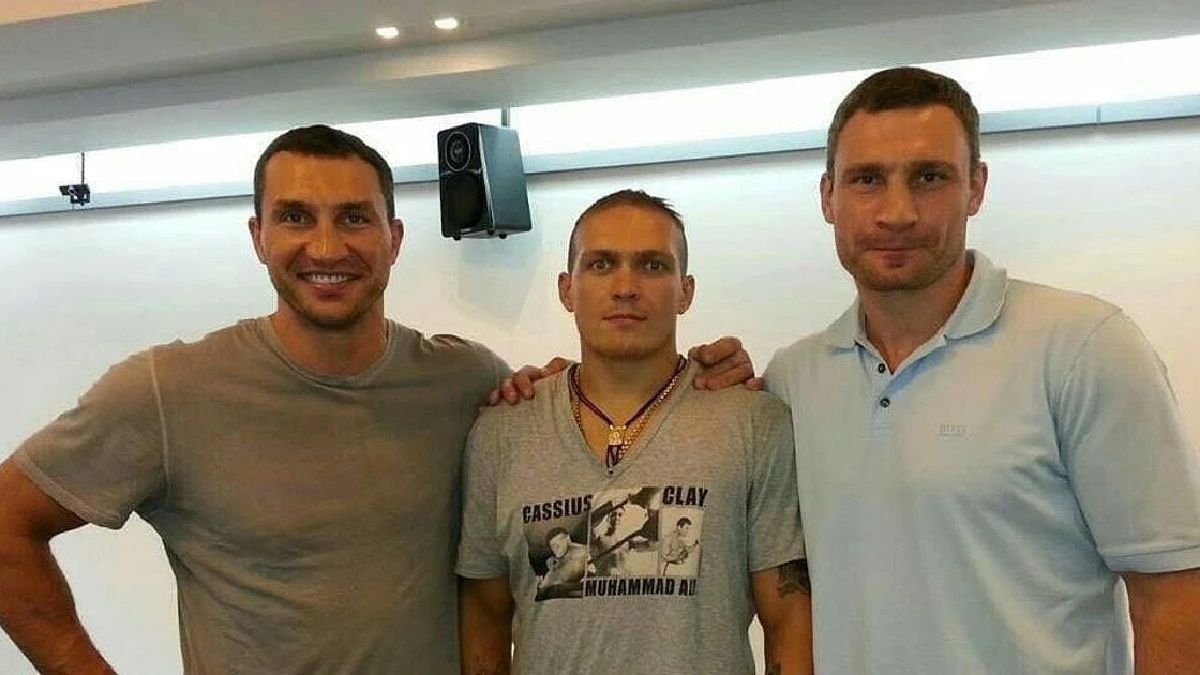 Александр Усик (в центре) с Владимиром и Виталием Кличко / Фото из соцсетей