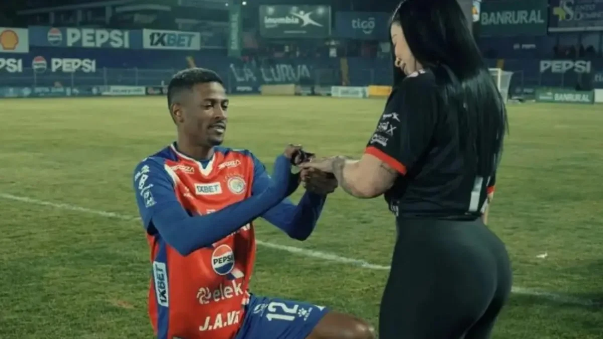 Дерріксон Кірос робить пропозицію / Скріншот