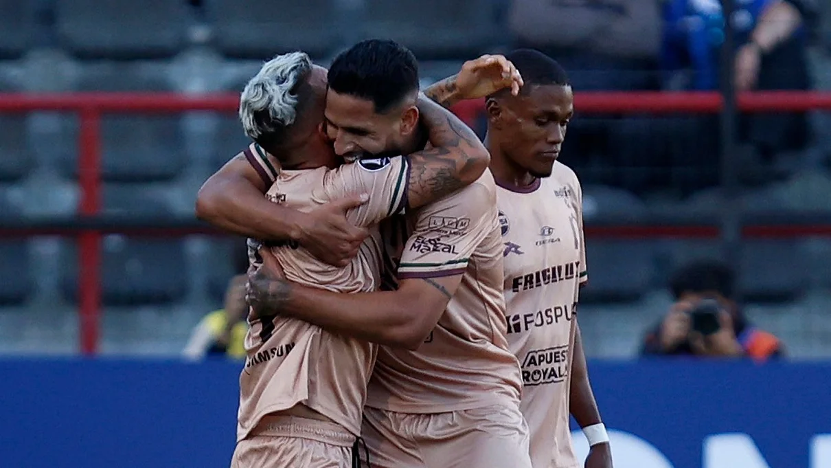 Партнери вітають Раміреса (в центрі) / Фото прес-служби Карабобо