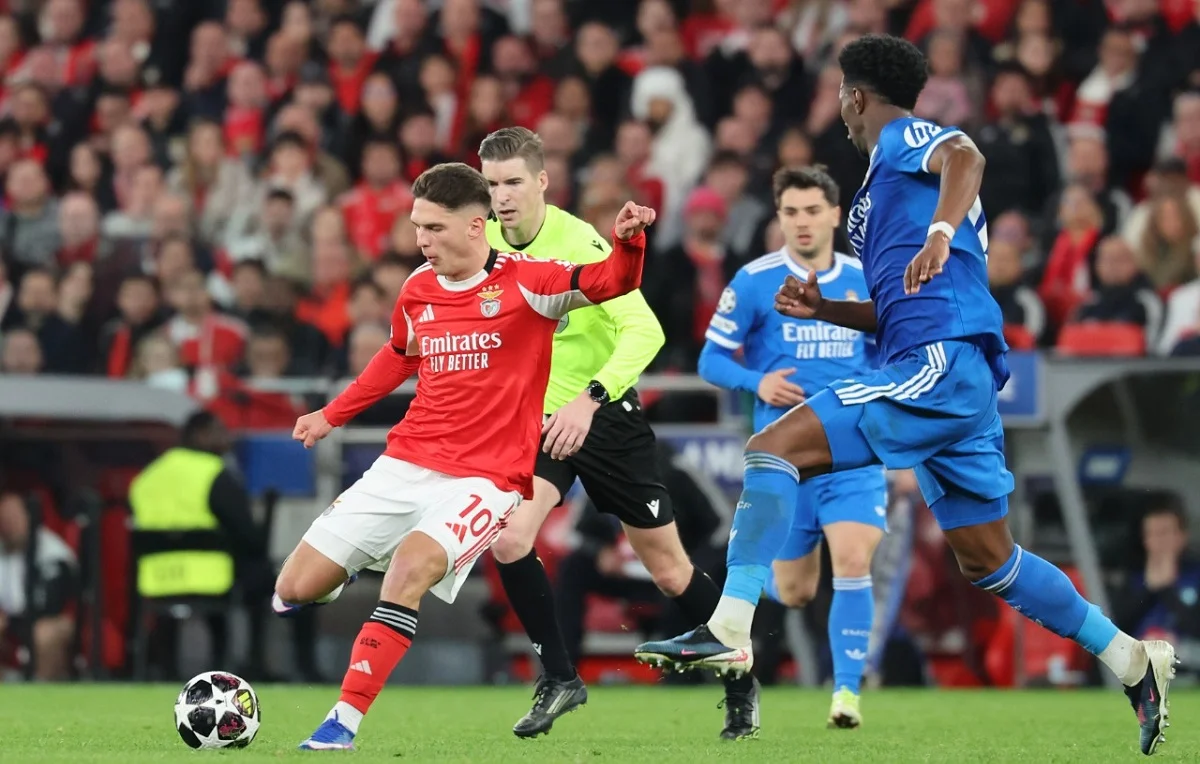 Георгій Судаков в оточенні гравців Реала / фото: Бенфіка