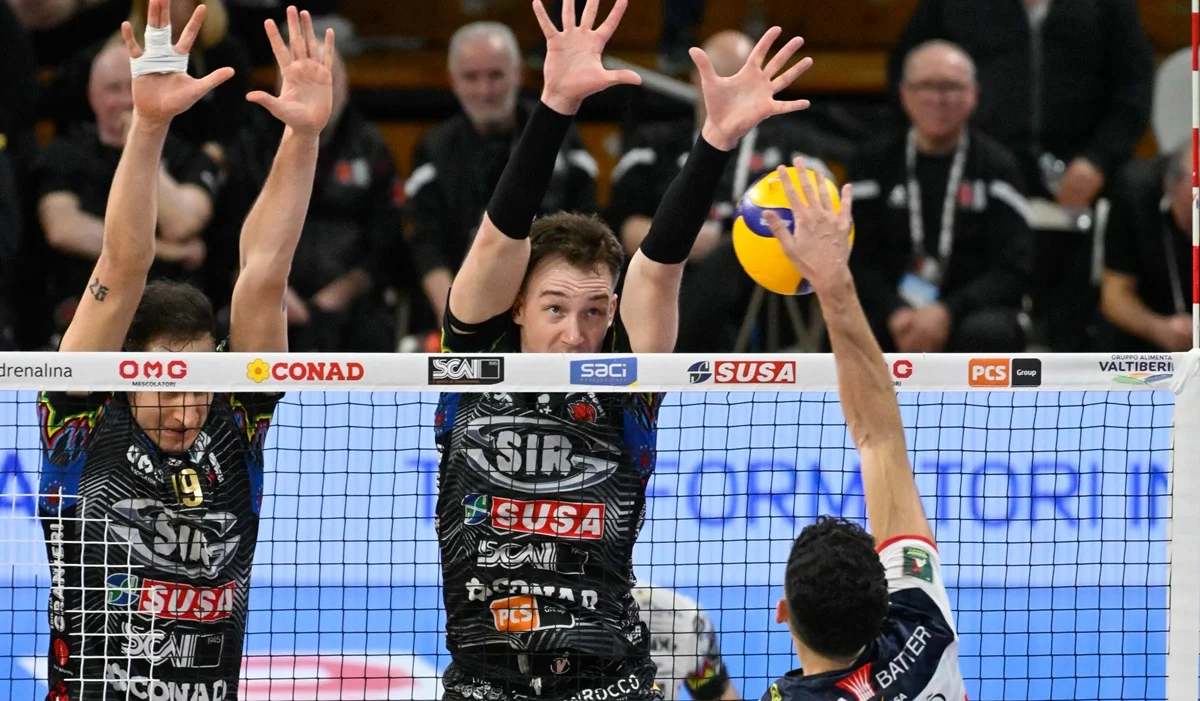 Олег Плотницкий (в центре) / фото: legavolley.it