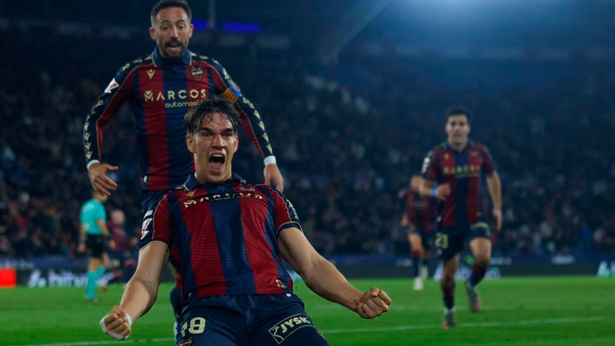 Карлос Еспі святкує дубль у ворота Алавеса / LaLiga
