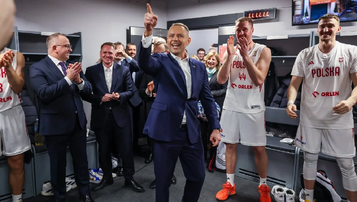 Кароль Навроцкі у роздягальні збірної Польщі з баскетболу / Kancelaria Prezydenta RP