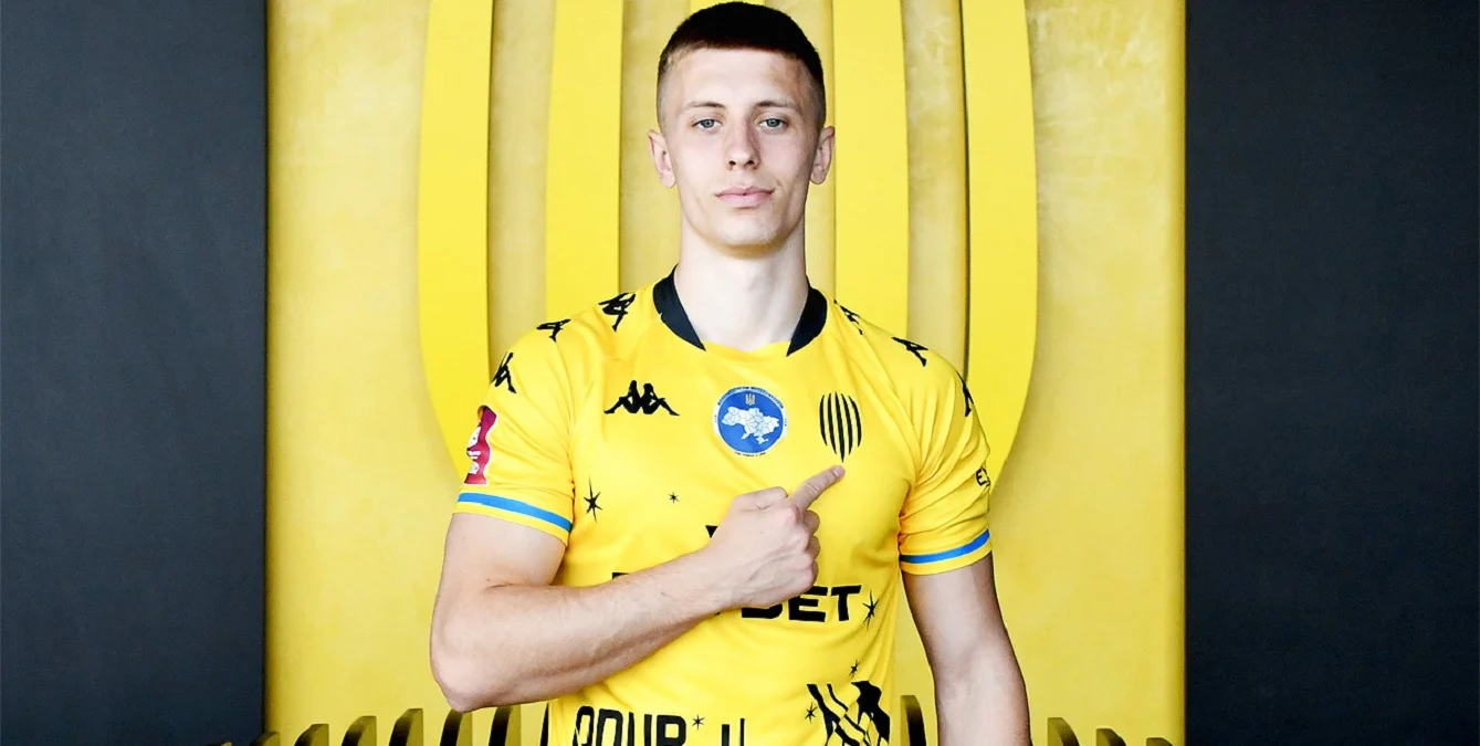 Фото к новости: Рух официально подписал защитника сборной Украины