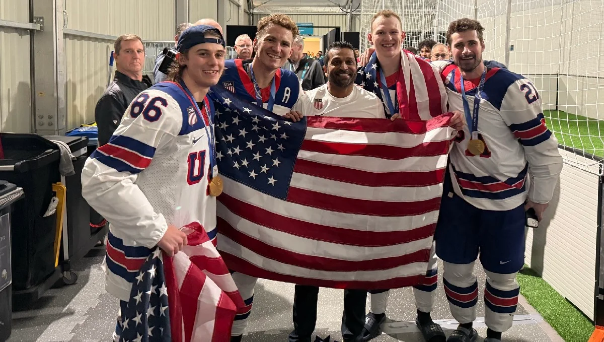 Каш Патель (в центрі) і збірна США з хокею / Фото з соцмереж