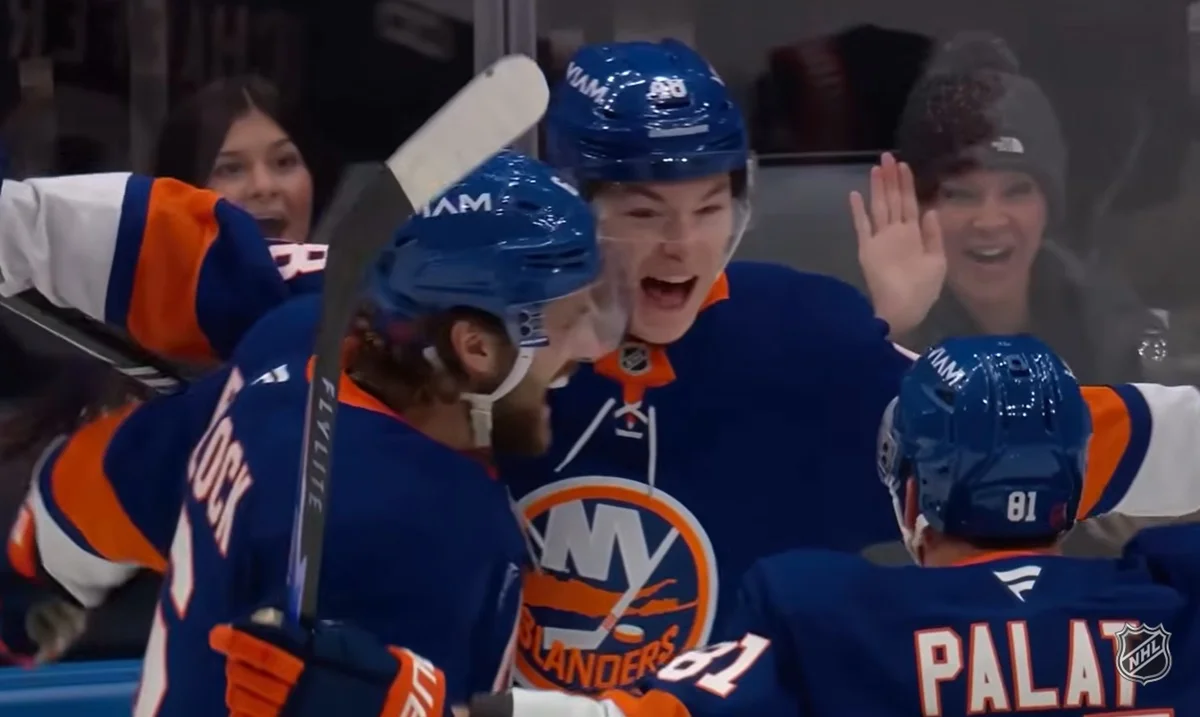 Меттью Шефер (у центрі) / скріншот