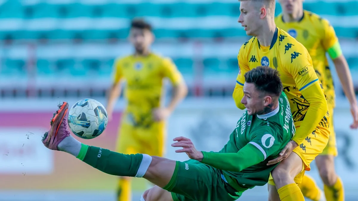 Денис Устименко забиває той самий гол / Фото ФК Оболонь