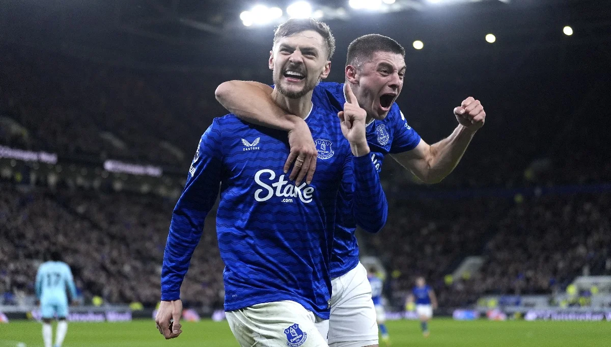 Миколенко поздравляет Дьюсбери-Холла с забитым голом / Photo by Peter Byrne/PA Images via Getty Images