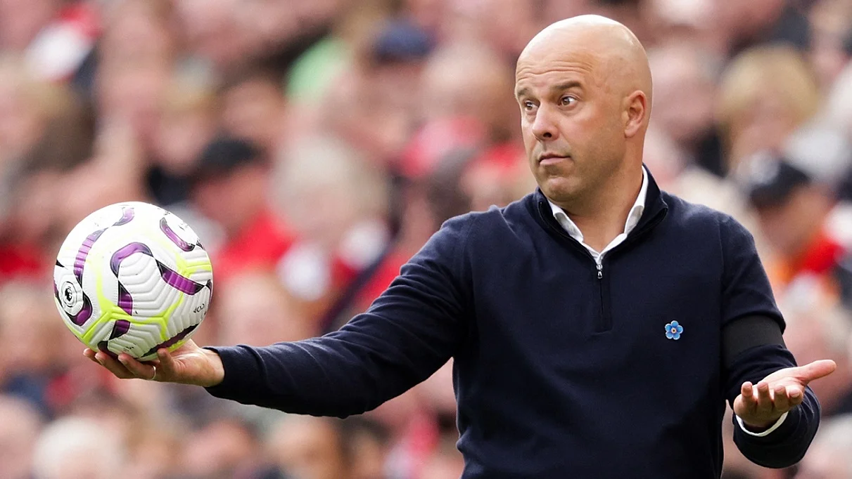 Арне Слот щедро отдает поздние победы соперникам / Photo by IAN HODGSON/AFP via Getty Images